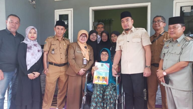 Dorong Peningkatan Pelayanan, Walikota Robinsar Serahkan Langsung Akta Kematian Kepada Warga