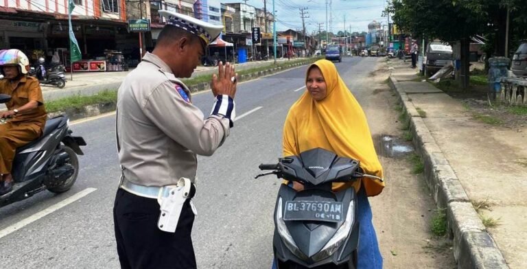 Teguran Simpatik, Personel Satlantas Polres Aceh Timur Imbau Warga Patuhi Aturan Berlalu Lintas