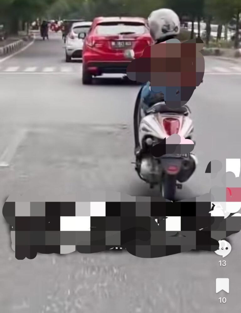 Diduga Alami Keterbelakangan Mental Wanita Ini Kendarai Sepeda Motor Tanpa Busana Di Banda Aceh, Keluarga Minta Maaf.