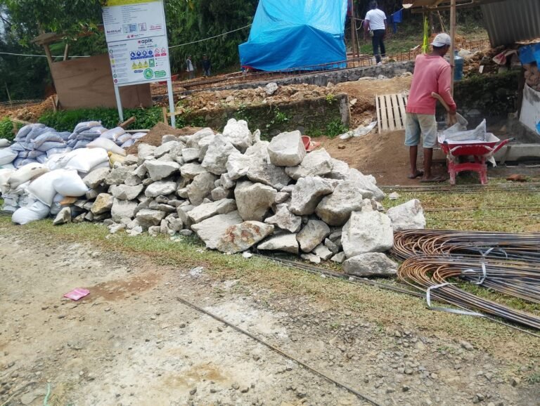 Diduga Gunakan Batu Cadas dan Puing Bangunan, Proyek MI Al-Hidayah di Sobang Ketua MOI Lebak Angkat Bicara