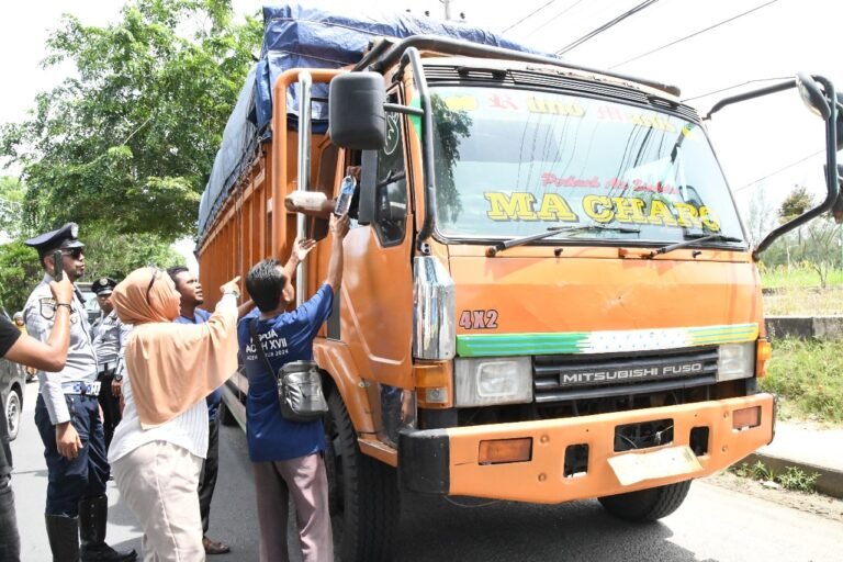Aceh Timur Razia Truk Plat Luar Aceh di Depan Kantor Dekranasda Pemuda Bagikan Makan Siang gratis.