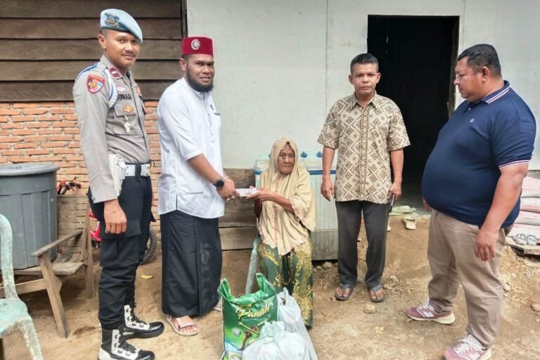 Polsek Idi Rayeuk Tebar Kebaikan, Melalui Jumat Berkah