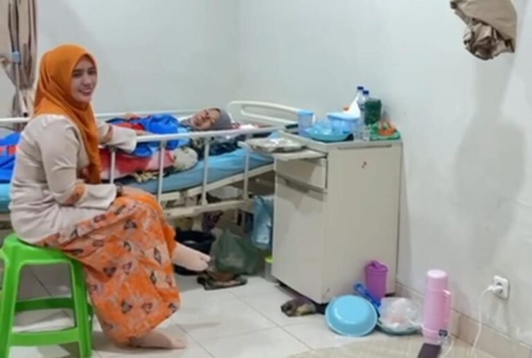 Istri Wakil Bupati Aceh Timur Jenguk para Pasien di RSUD dr. Zubir Mahmud Idi Timur.