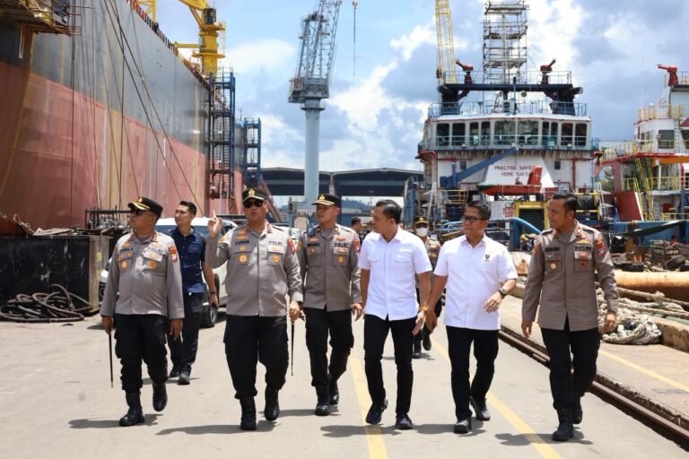 KAPOLDA KEPRI TINJAU LANGSUNG LOKASI KEBAKARAN KAPAL FEDERAL II TANJUNG UNCANG BATAM DAN JENGUK KORBAN DI RUMAH SAKIT