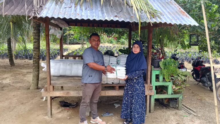 Junaidi (Ateng) Melalui Joharuddin Bagikan Ratusan Mukenah Kepada Warga Desa Petow dan Kemuning hulu