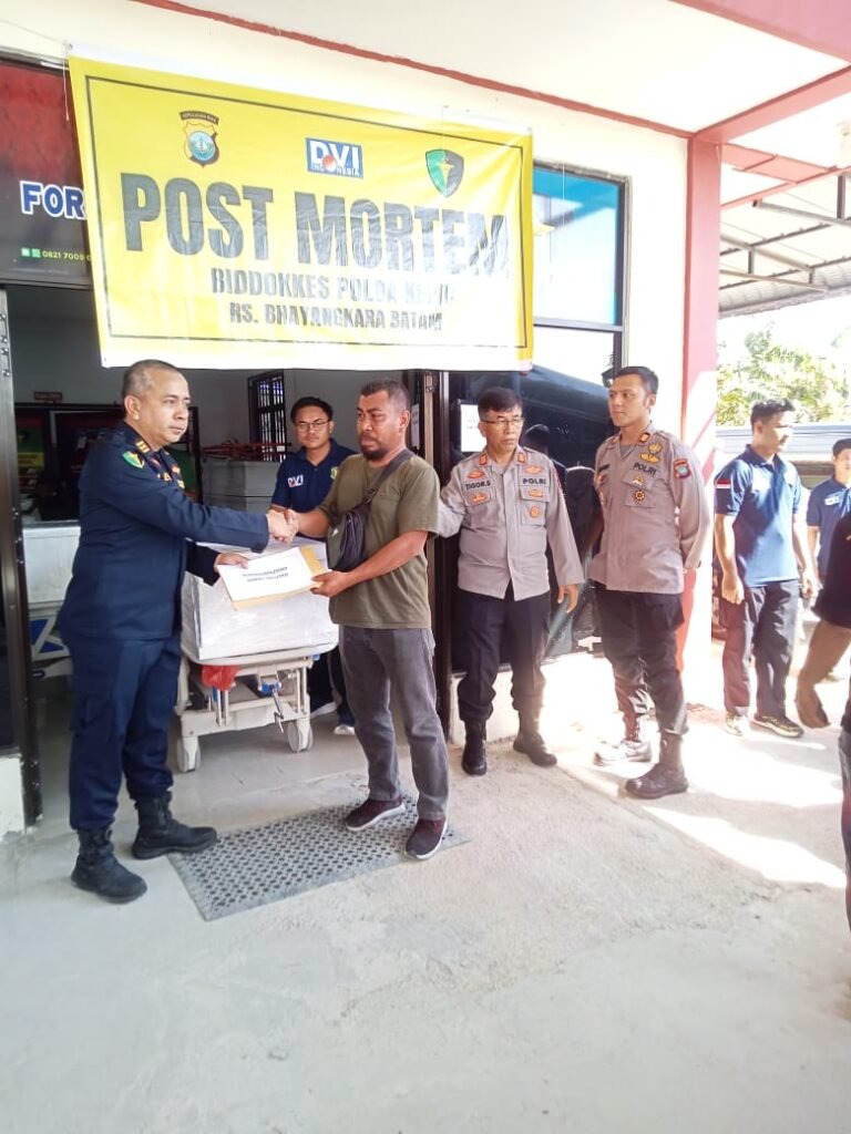 Wujud Kepedulian Polri, Polresta Barelang Kawal Penyerahan Jenazah Korban Kebakaran Kapal di Tanjung Uncang