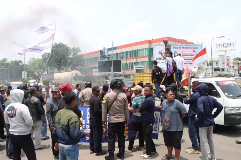 Aksi “Warga Kramatwatu Melawan” Tolak Truk ODOL Berjalan Kondusif Berkat Pengamanan Polres Cilegon