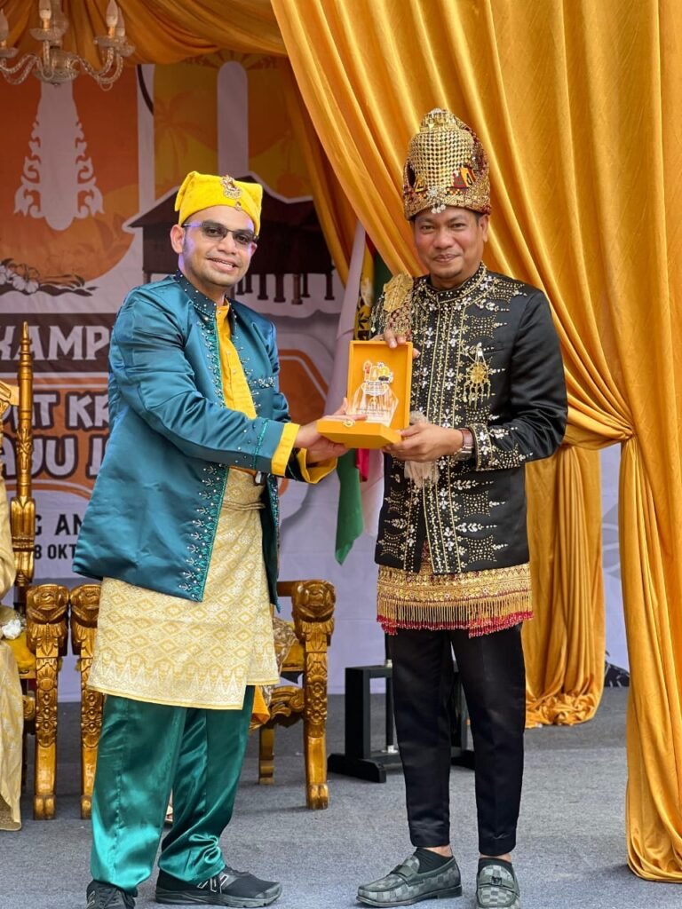Wakil Bupati Aceh Timur Tokoh Yang Di Pilih Sultan Langkat Terima Penghargaan