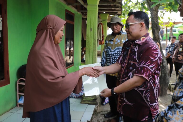 Bersama Kepala Kantor Pertanahan Serang, Kanwil BPN Banten Antar Sertipikat PTSL Langsung ke Warga 