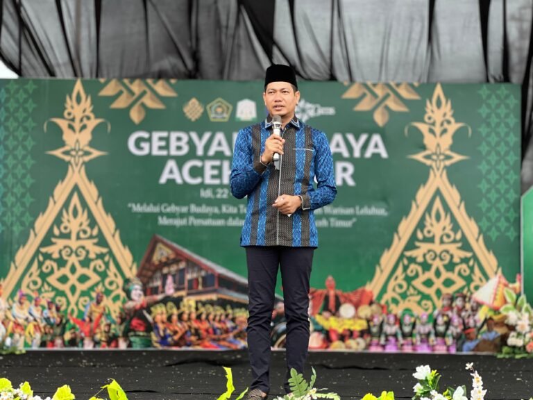 Sorai Sorak Tepuk Tangan Ratusan Masyarakat Saat Wakil Bupati Aceh Timur Tutup Acara Gebyar Budaya.