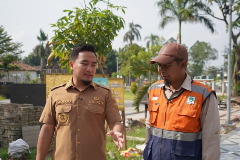 Tinjau Pemugaran Taman Monumen Geger Cilegon, Wali Kota Robinsar Pastikan Pekerjaan Hampir Rampung