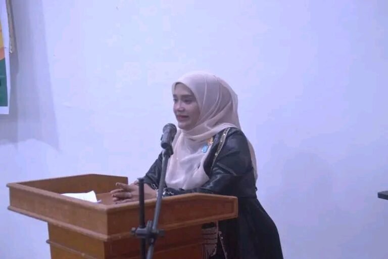 Ny. Lismawani Al-Farlaky, S.Pd.,M.Ag. membuka kegiatan Sosialisasi Adat Istiadat