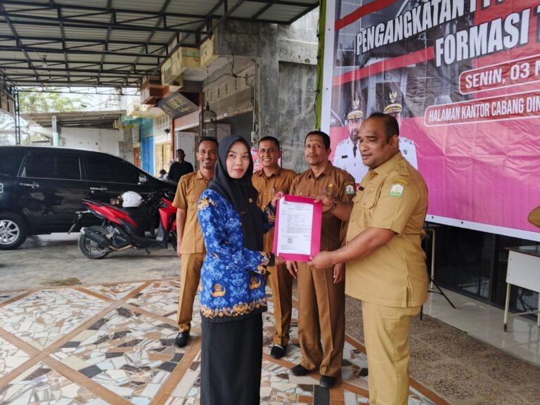 Kacabdin Pendidikan Aceh Timur Serahkan SK Gubernur Tentang Pengangkatan PPPK Tahap I Formasi 2024.