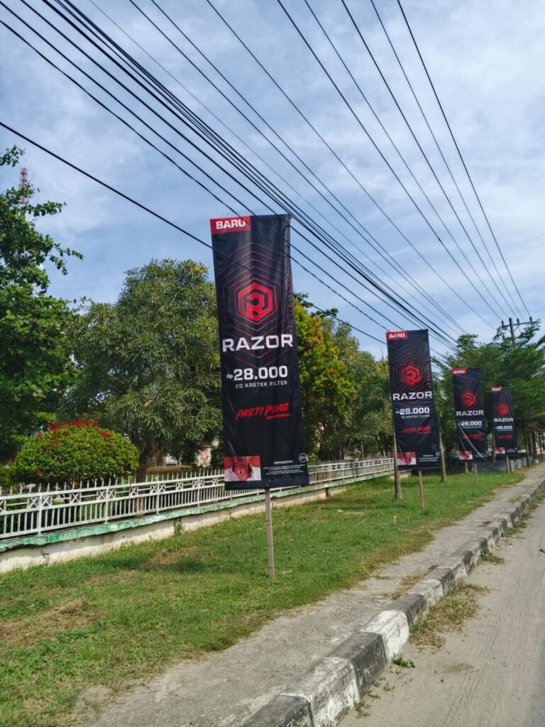 Iklan Rokok di Duga Tak Berizin Terpasang Di Taman Kota Idi.