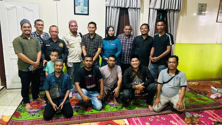 Wartawan Aceh Timur Tahlilan di Rumah Almarhum Ayahanda Sekjen AWAI