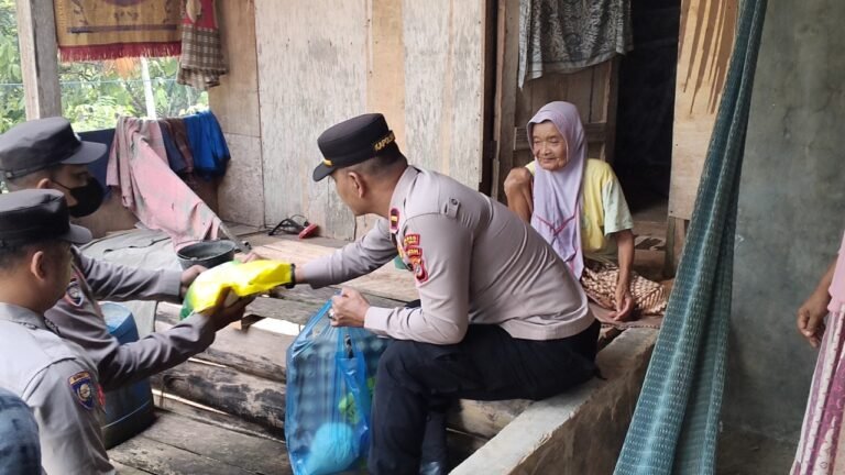 Kapolsek Idi Tunong Berbagi Kebaikan Melalui Program Jum’at Berkah