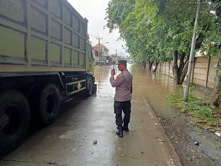 Genangan Air Setinggi 40 Cm Tutupi Jl. Raya Anyer Ciwandan, Personel Polsek Ciwandan Sigap Atur Lalu Lintas