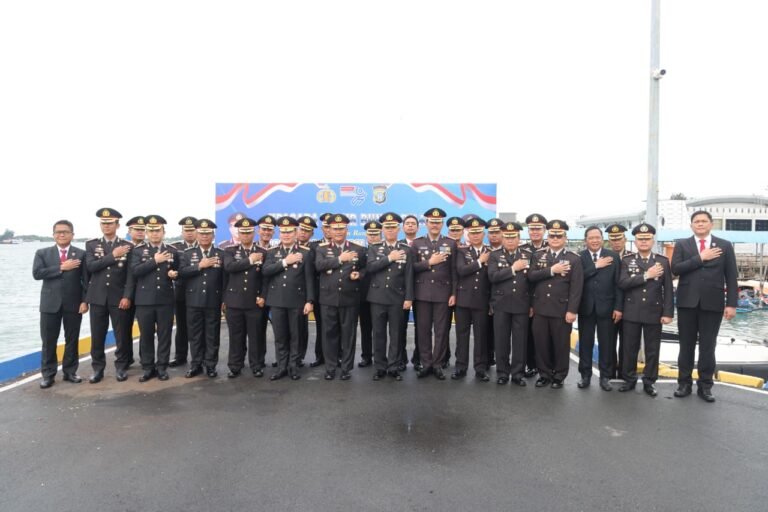 KAPOLDA KEPRI PIMPIN UPACARA TABUR BUNGA PERINGATI HARI PAHLAWAN KE-80 TAHUN 2025