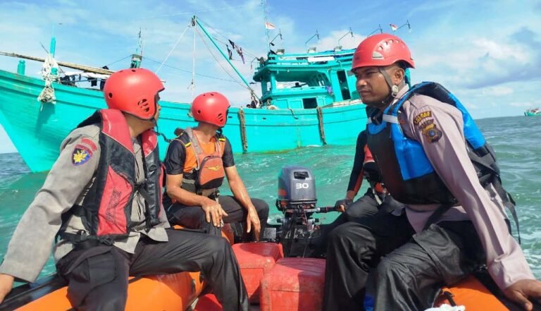 Personel Sat Polairud Polres Aceh Timur Lakukan Pencarian Nelayan Yang Hilang di Laut