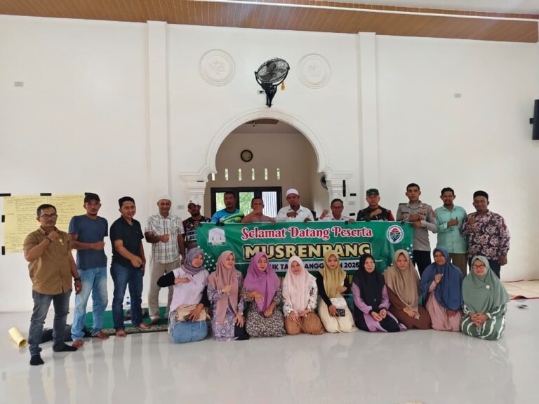 Hadiri Musrenbang Desa Gampong Jawa dan Alue O Camat Idi Rayeuk Sampaikan Agar pembangunan Gampong selaras dengan Pembangunan Daerah.