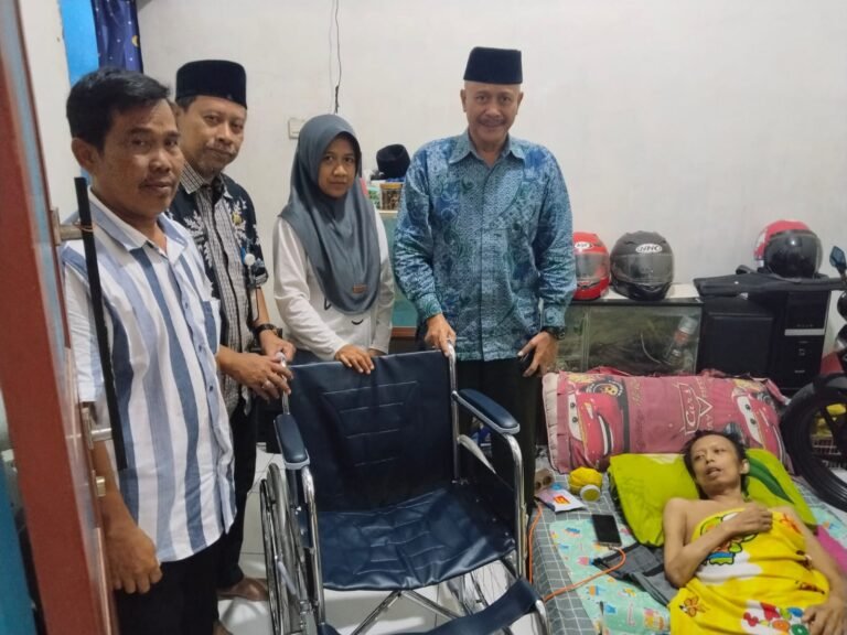 BAZNAS Kota Cilegon Salurkan Bantuan Kursi Roda untuk Warga Cikerut yang Sedang Sakit