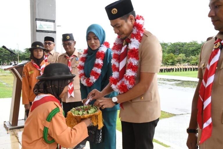 Potret Wakil Bupati Aceh Timur T. Zainal Abidin Saat memimpin Upacara Pembukaan Jambore di Tengah Hujan Deras.