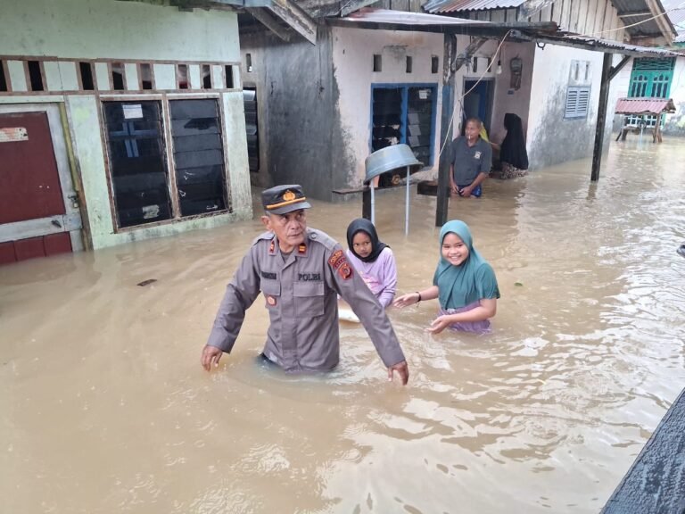 Peduli Warga, Kapolsek Idi Rayeuk Tinjau Lokasi Banjir di Desa Kuta Blang.