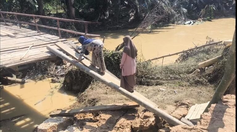 Jembatan Penghubung Desa Kemuning Idi Tunong Putus Masyarakat Berharap Adanya Perbaikan