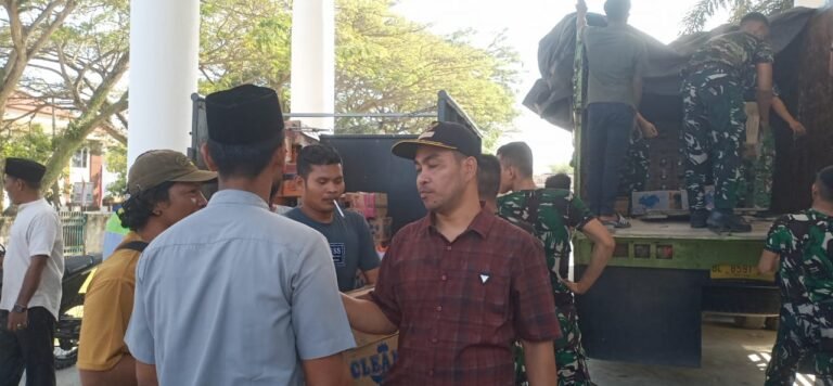 Efendi Ketua Forum Kechik Nurussalam Salurkan Bantuan Untuk Korban Banjir