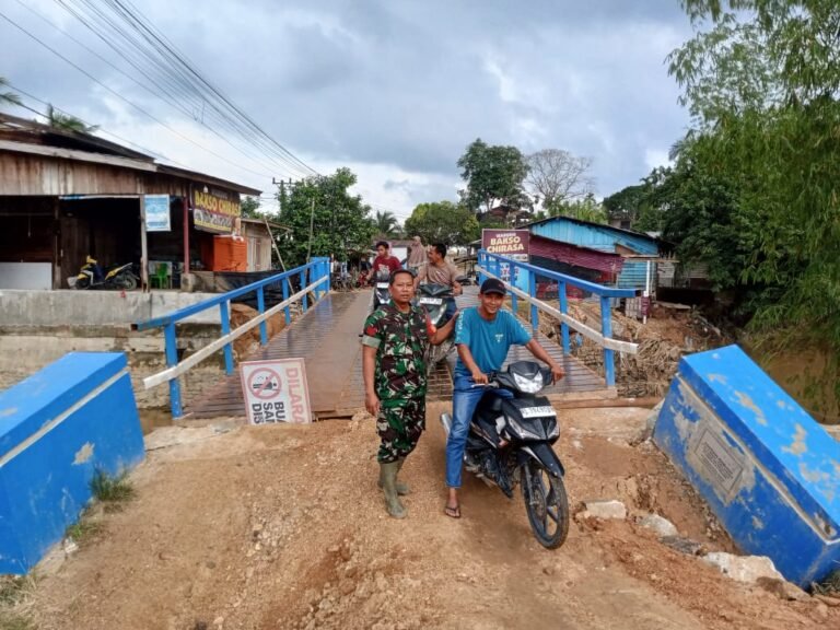 Anggota Koramil/19 Bersama Muspika Indra Makmur, Kerja Bakti Perbaiki Jalan Rusak Pasca Banjir