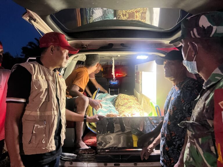 Wabup dan Ketua DPRK Aceh Timur Bantu Relawan Yang Mengalami Kecelakaan.