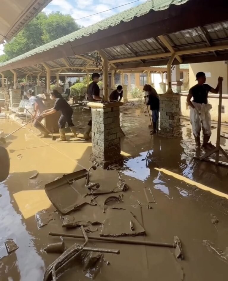 Pemandangan Warga dan TNI Gotong Royong Bersihkan RSUD Aceh Tamiang, Kini Bisa Digunakan