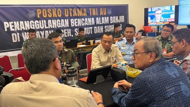Mensesneg Prasetyo Hadi Tinjau Posko Bantuan di Lanud Halim, Pastikan Logistik untuk Sumatra Tersalur Tepat Waktu