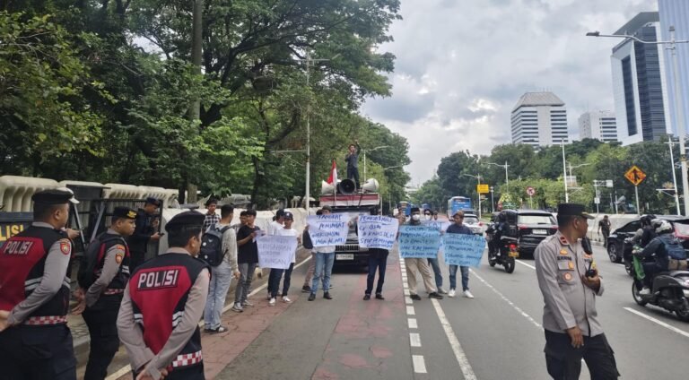 Mahasiswa Teriakkan Keadilan Lingkungan di Istana, Dugaan Backing Politik Disorot