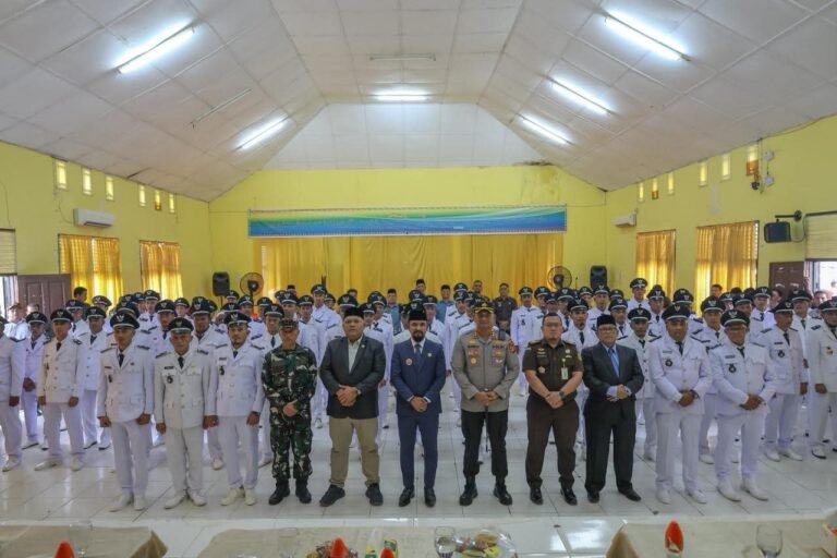 Lantik 68 Keuchik, Bupati Al-Farlaky Minta Gercep Bantu Penanggulangan Bencana