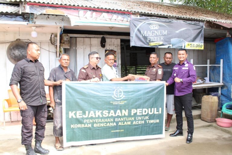 Kejari Aceh Timur Salurkan Bantuan Sembako kepada Korban Banjir