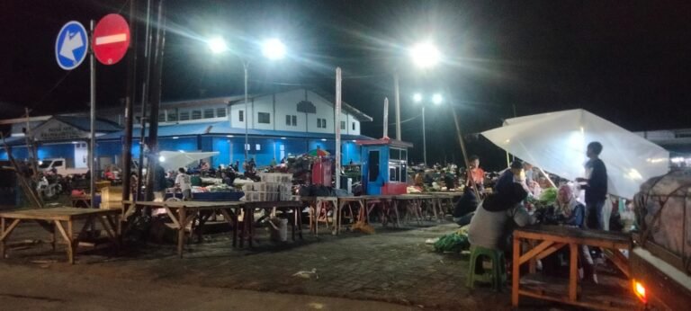 Meja Terlalu Kecil di Pasar Baru Semi Tanjong Pedagang pindah Ke Jalan Raya, Macet Menjadi Momok