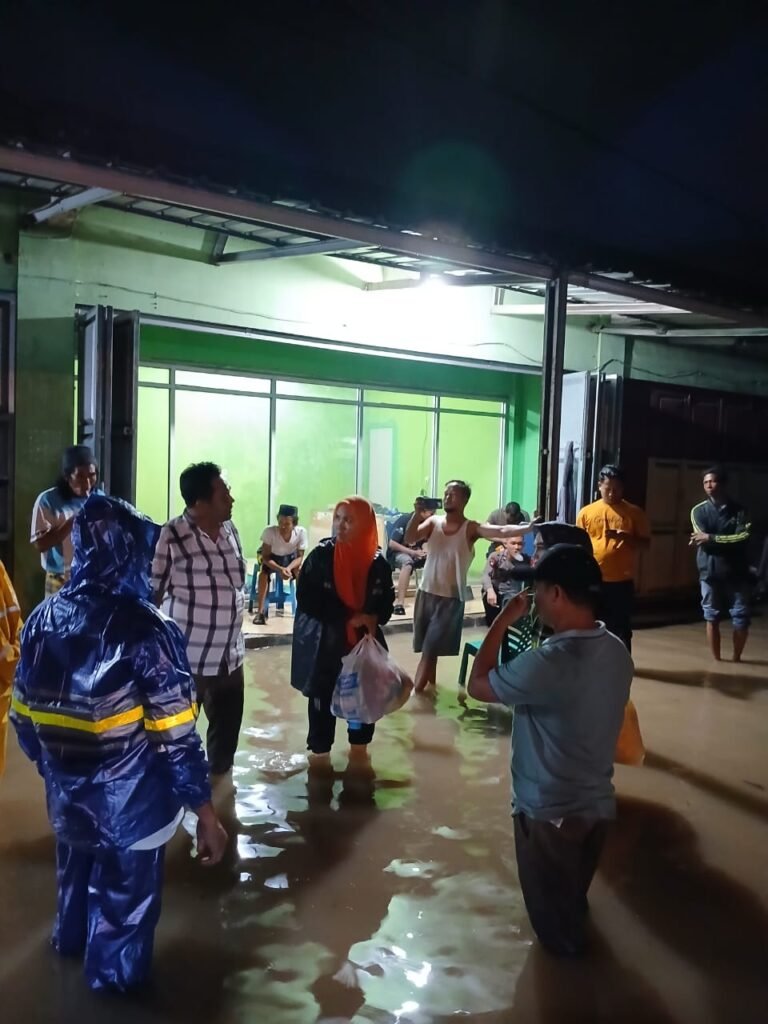 Peduli Warga Terdampak, Ketua Komisi IV DPRD Cilegon, Ketua komisi I, dan anggota DPRD Hj.Novia dan H.Sarbudin Serahkan Bantuan di Tengah Banjir Ciwandan