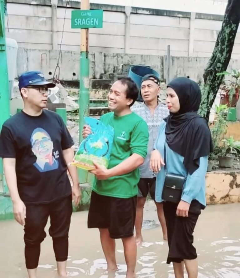 Rahmatullah Serahkan Bantuan ke Warga Jombang, Soroti Usul PDAM Tampung untuk Cadangan Air Bersih Pengelolaan Air Banjir