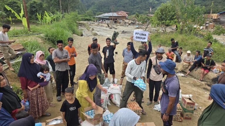 Jalan Putus Total, Relawan LLI Terobos Longsor Demi Gayo Lues