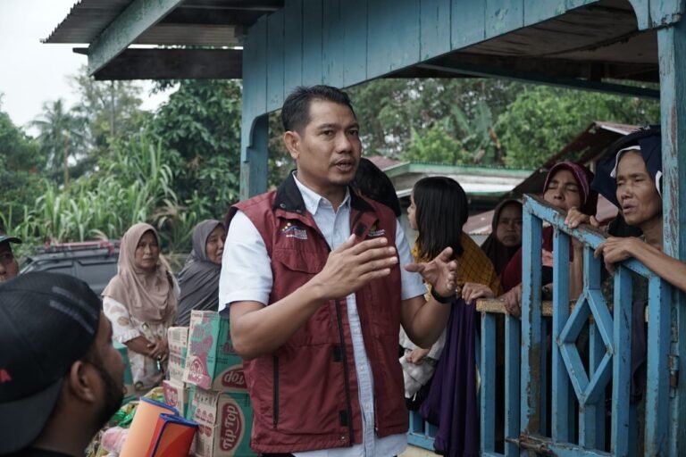 Wabup T. Zainal Abidin Terobos banjir Demi Tinjau Warga Terdampak.