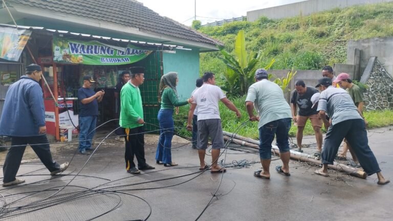 Demi Kepentingan Umum, Warga dan Aparat Sepakat Robohkan Tiang Miring di Purwakarta