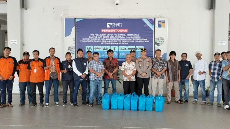 Jum,at Berkah Polsek KKP dan Jurnalis Batam Bagikan 500 kotak Nasi di Pelabuhan dan TPA Punggur. 