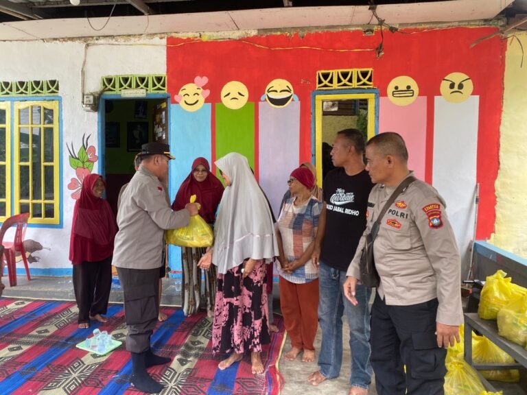 Satpolairud Polresta Barelang Salurkan Bantuan Sosial dan Jumat Berkah kepada Masyarakat Pesisir Tanjung Uma