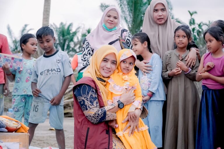 Istri Wabup Aceh Timur Ny. Erni Handayani Tinjau Kondisi Masyarakat  Ditiga Desa