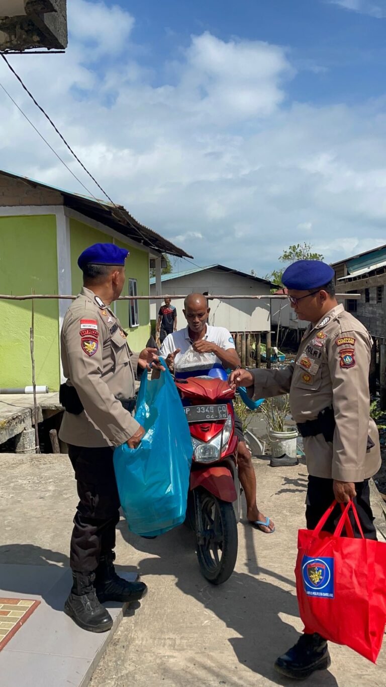 Satpolairud Polresta Barelang Salurkan Bantuan Sosial dan Jumat Berkah kepada Masyarakat Pesisir