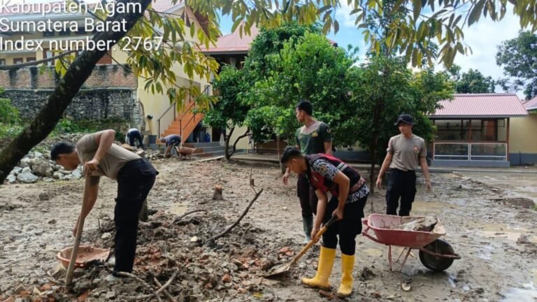 Sinergi TNI–Polri Percepat Pemulihan Sumbar: Bersihkan Pasar hingga Rumah Warga