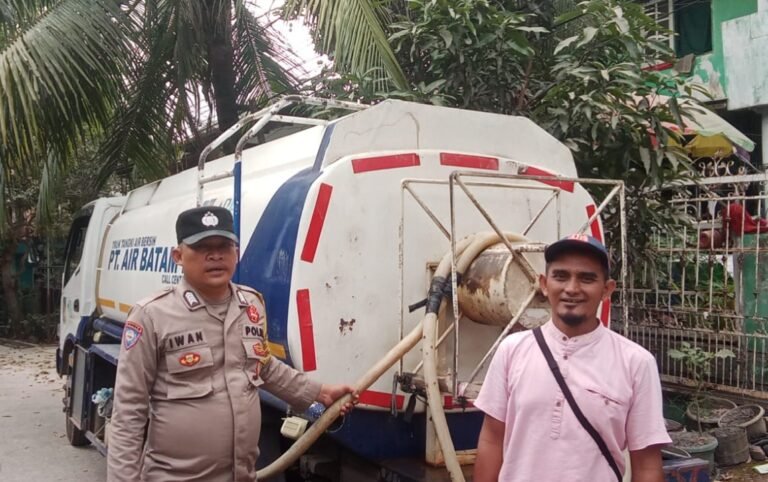POLRESTA BARELANG TURUN TANGAN BANTU MASYARAKAT, DISTRIBUSI AIR BERSIH HARI KE-9 BERJALAN LANCAR