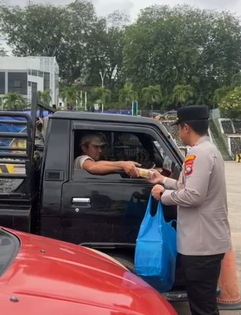 Bulan Suci Penuh Berkah’ Polsek Kawasan Pelabuhan dan Tim Jurnalis Berbagi Takjil di ASDP Telaga Punggur. 