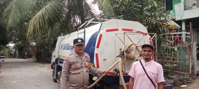 HARI KE-8 DISTRIBUSI AIR BERSIH ABH, POLSEK BATU AMPAR PASTIKAN PENYALURAN AMAN DAN TERTIB